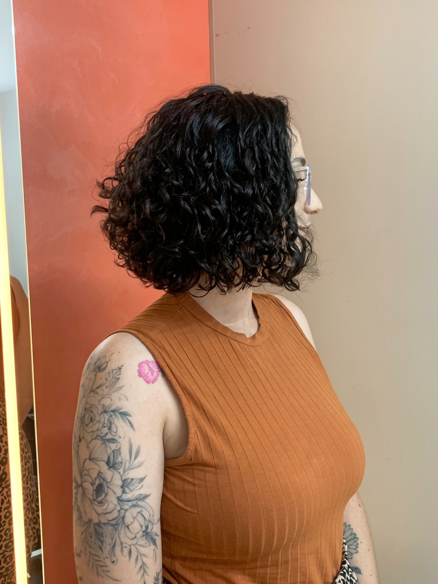 Corte chanel cacheado em perfil lateral