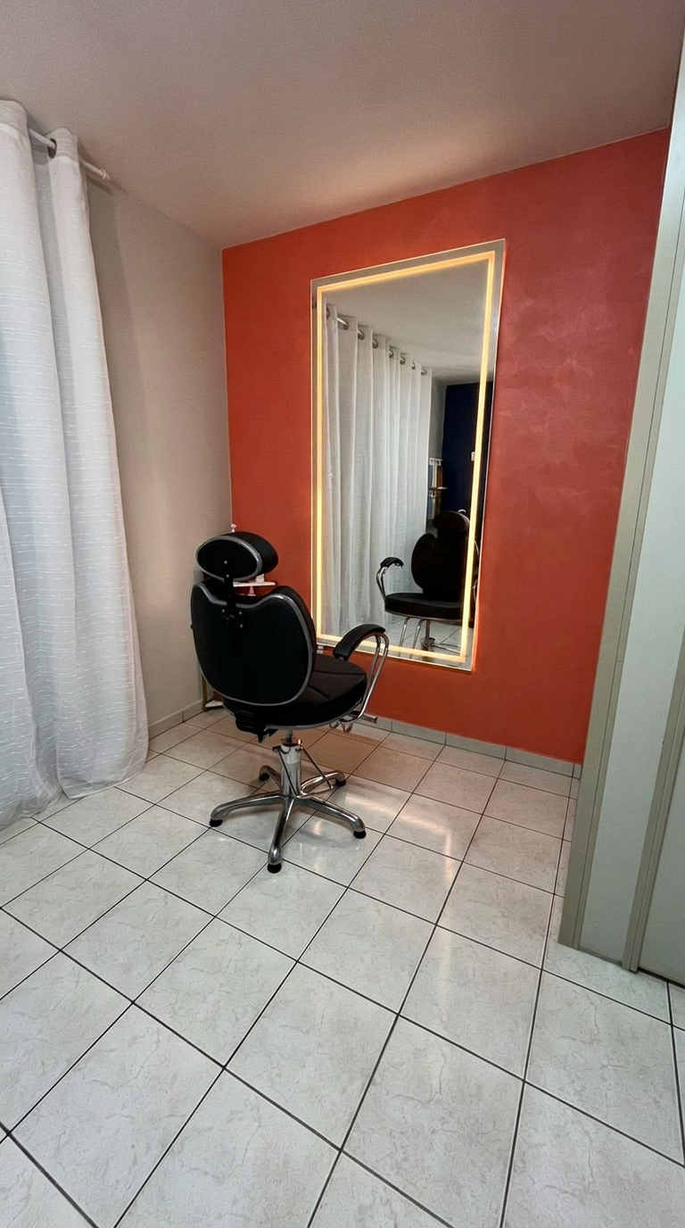 Interior do salão Encrespà com iluminação quente e textura de madeira