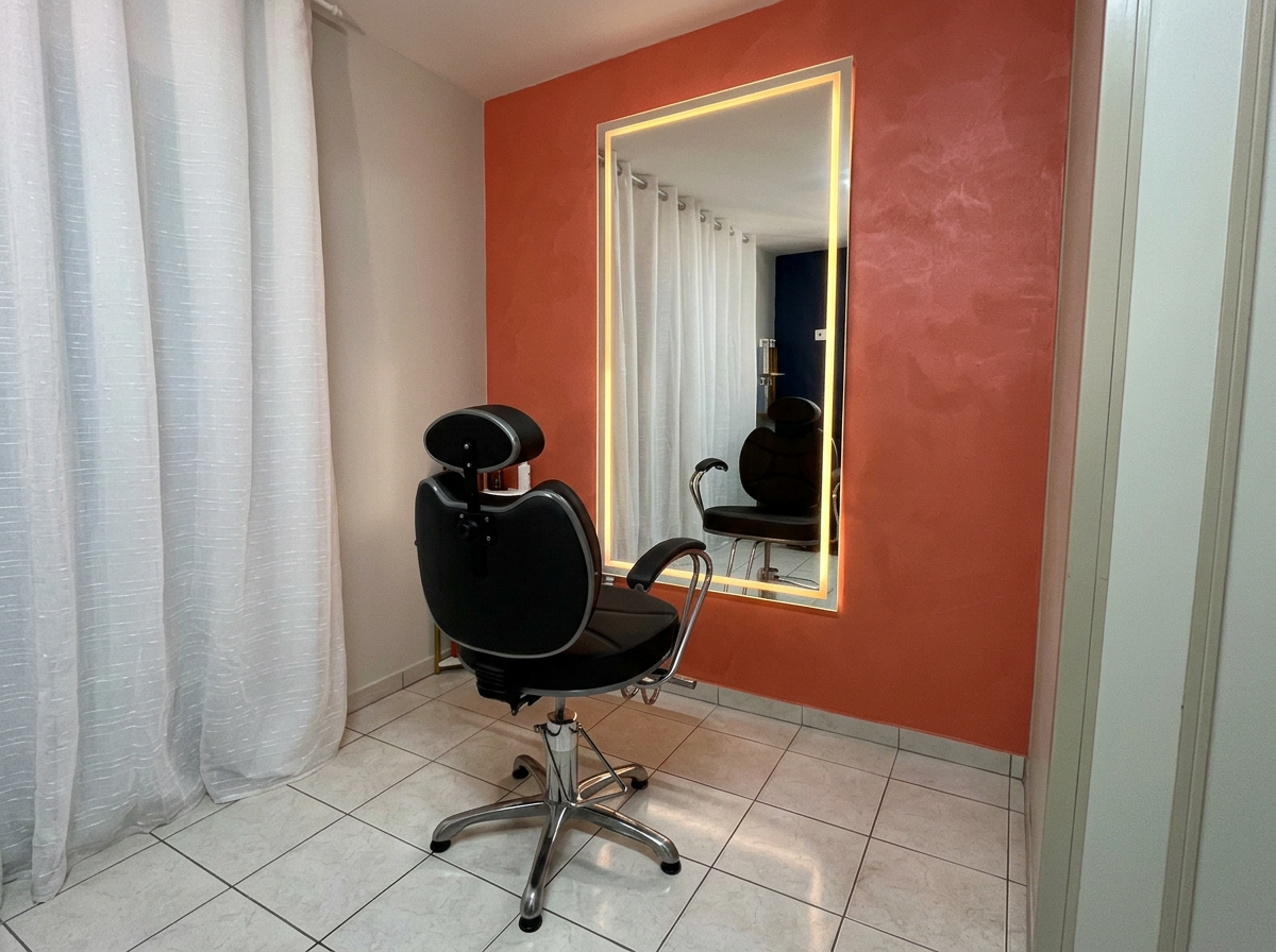 Cadeira de penteado com espelho LED iluminado na parede coral